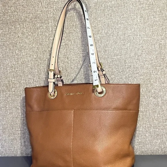 MICHAEL KORS Tan Tote snap closure 4 outside pockets. Adjustable Straps - Picture 3 of 14
